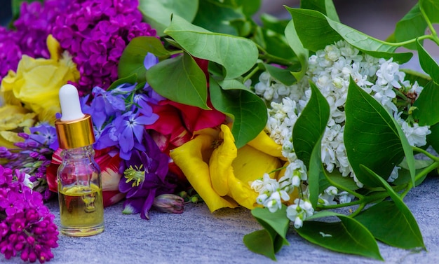 Colección de flores y aceite esencial de flores.