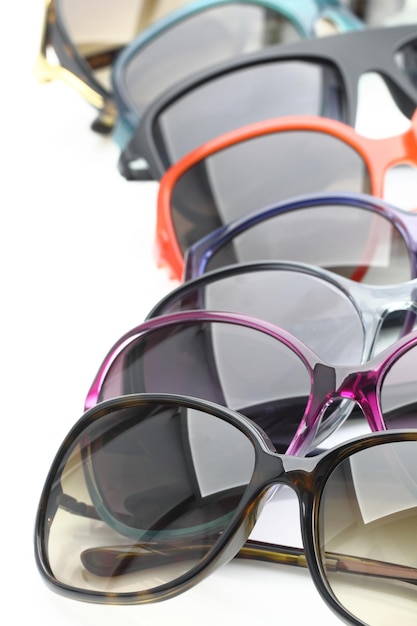 Colección de gafas de sol sobre fondo blanco.