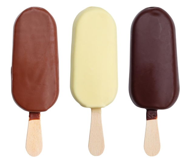 Colección de helados cubiertos de chocolate en un palo helado helado verano aislado en blanco