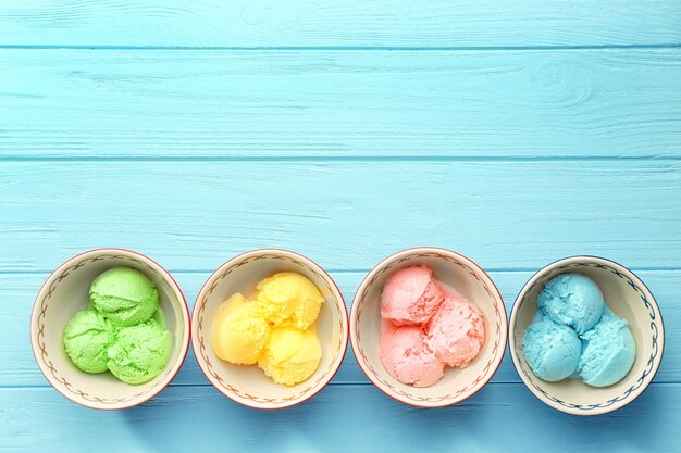 Colección de helados en cuencos sobre fondo de madera