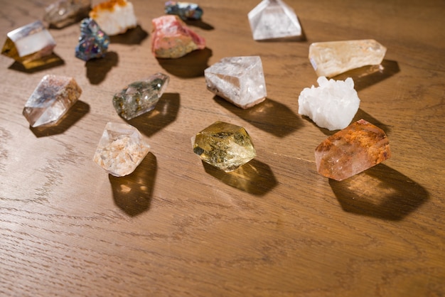 Colección de hermosas piedras preciosas en mesa de madera.