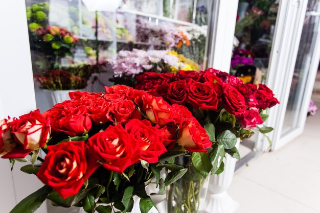 Colección de hermosas rosas para la venta en una floristería