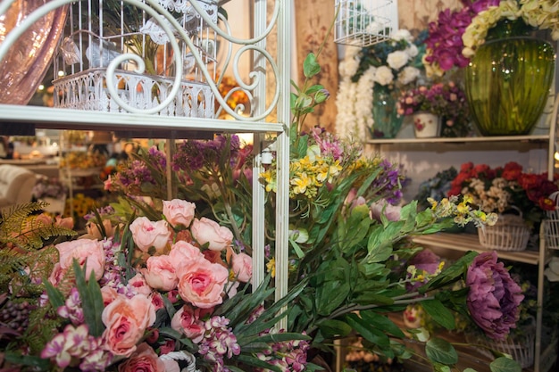 Colección de hermosos ramos de flores y plantas en florería