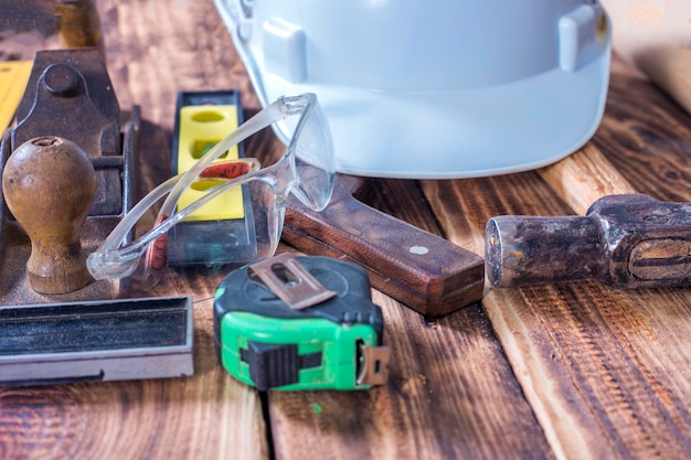 Colección de herramientas de carpintería sobre un fondo de madera