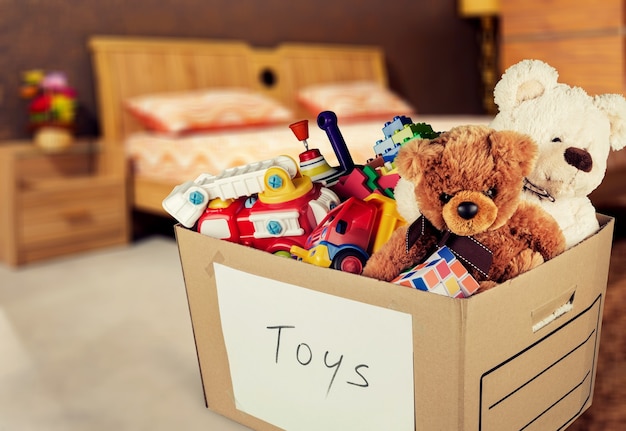 Foto colección de juguetes en caja sobre fondo