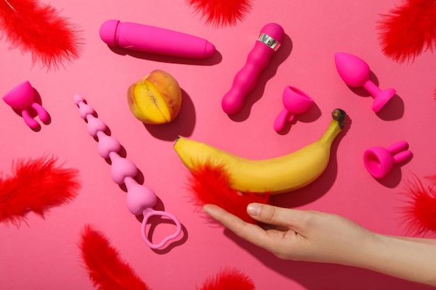 Colección de juguetes sexuales sobre un fondo rosa.
