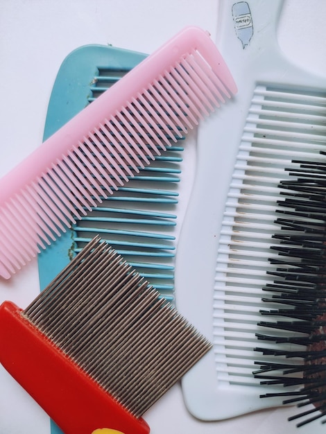 Foto colección de kit de peine de cepillo para el cabello conjunto de diferentes tipos de peine aislados sobre fondo blanco