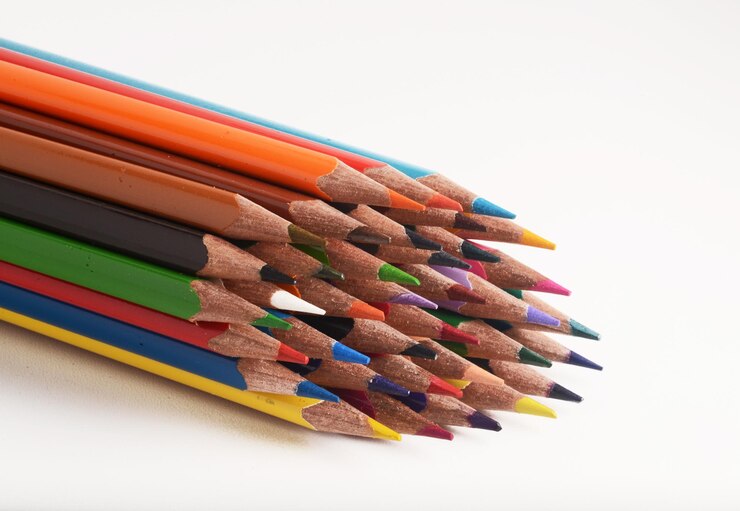 Una colección de lápices de colores sobre un fondo blanco