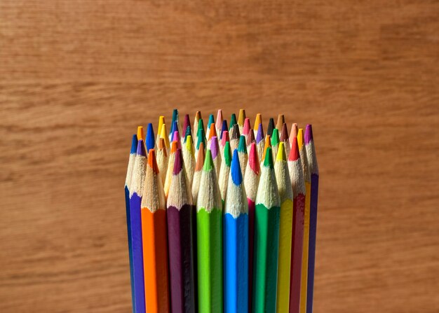 Colección de lápices de colores sobre fondo de madera