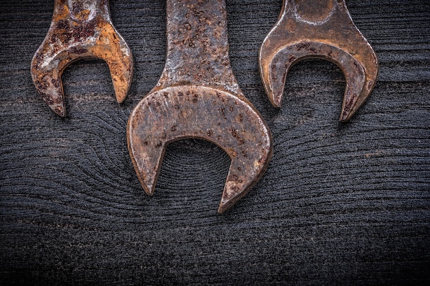 Foto colección de llaves inglesas oxidadas en el concepto de construcción de tableros de madera