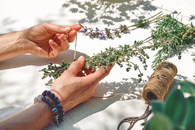 Foto colección de medicina alternativa y secado de hierbas mujer sosteniendo en sus manos un ramo de mermelada