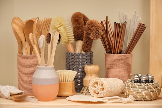 Foto colección de menaje ecológico, cucharas de bambú, tenedores y cepillos de dientes, coco ecológico.