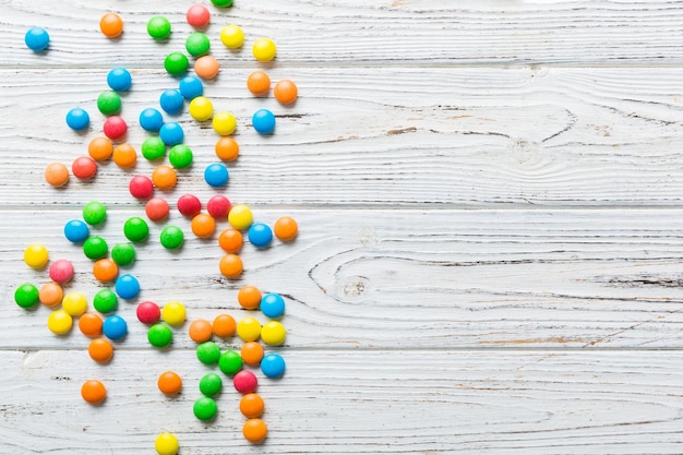Colección mixta de caramelos coloridos en un fondo colorido Marco de vista superior de colorido cubierto de chocolate