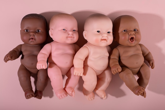 Foto colección de muñecos de plástico para niños con diversos colores de piel
