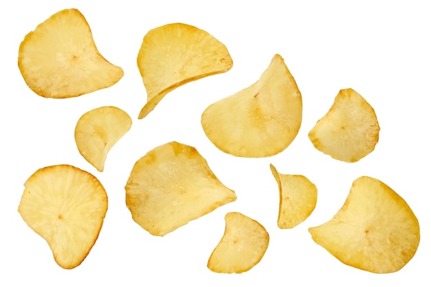 Colección de papas fritas de yuca voladoras aisladas sobre un fondo blanco con una ruta de recorte