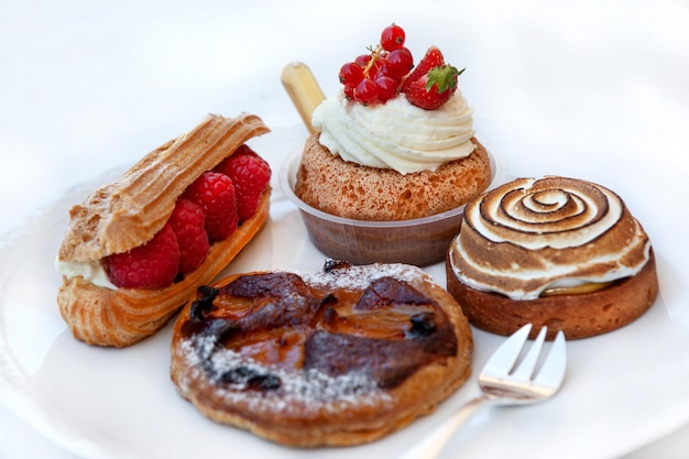 Colección de pasteles en un plato blanco.