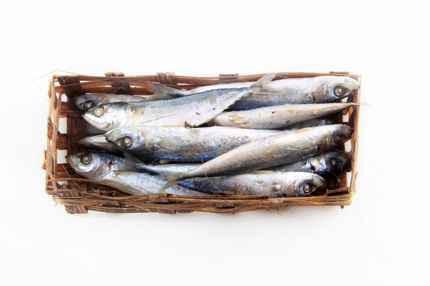 Foto una colección de pescado crudo salem encima de bambú tejido