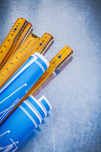 Colección de planos laminados en azul medidor de madera sobre fondo metálico