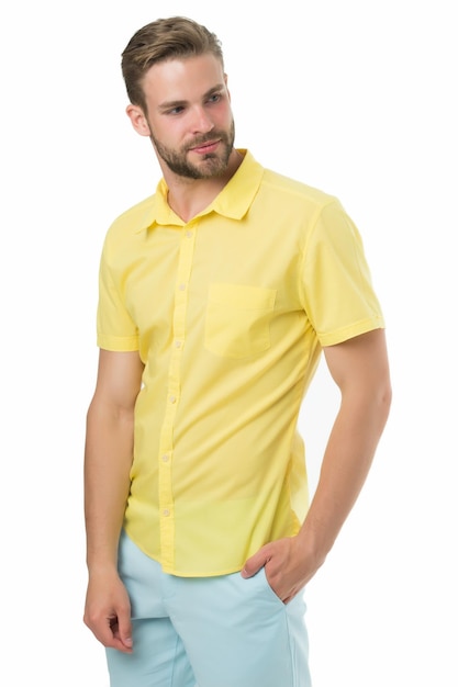 Colección de primavera Estilo casual Hombre posando con confianza Hombre atractivo en camisa casual Modelo de moda usar camisa casual Siéntase cómodo con un atuendo simple Traje casual cómodo Estilo moderno