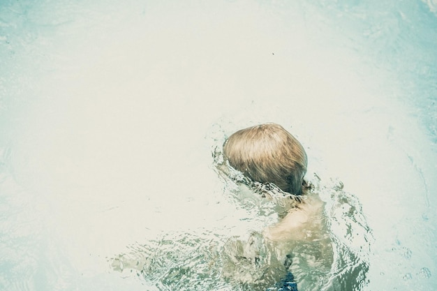 Colección de psicología infantil ¿Con qué frecuencia pensamos en los sentimientos de los niños que no sabe cómo explicar con palabras? Niño mojado en un charco de lágrimas, símbolo de muchos problemas de relación de paternidad infantil