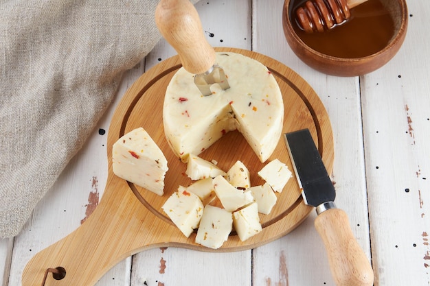 Colección de quesos artesanales queso de leche de vaca y cabra mesa de madera