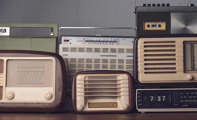 Colección de radios antiguas, coleccionables y concepto de entretenimiento.