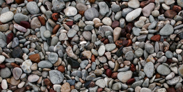 Una colección de rocas que son como una playa.