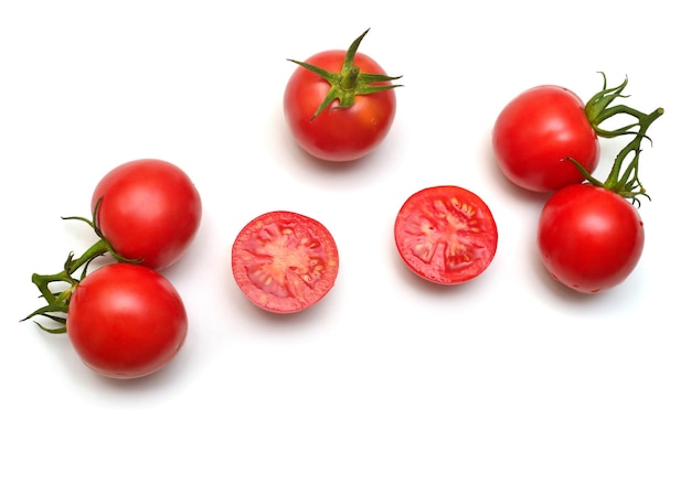 Colección de tomates enteros y en rodajas aislado sobre fondo blanco. Comida sabrosa y saludable. Endecha plana, vista superior