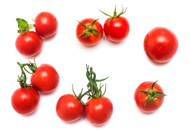 Colección de tomates enteros y en rodajas con una rama de hoja de tomate aislada sobre fondo blanco. Comida sabrosa y saludable. Endecha plana, vista superior