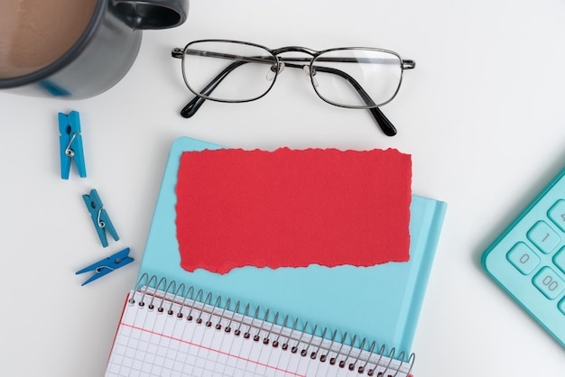 Colección de varios surtidos Papelería de oficina Foto con bolígrafos Lápices Bloc de notas Regla de cuaderno Grapadora Tijeras Clippers Clips de papel Soportes Portapapeles colocado sobre la mesa