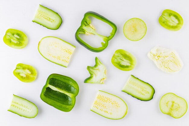 Colección de verduras y frutas en una pared blanca. Vista superior.