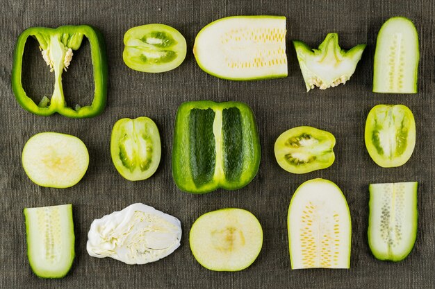 Foto colección de verduras y frutas sobre tejidos naturales. conjunto de verduras frescas. pimientos, tomates, pepino, repollo, calabacín y manzana para veganos. vista superior