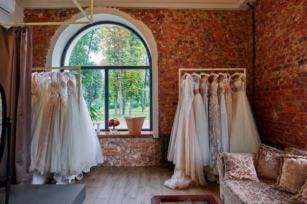 Colección de vestidos de novia en la tienda