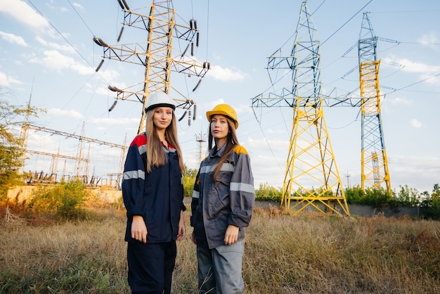 Foto el colectivo de trabajadoras de la energía de mujeres realiza una inspección de equipos y líneas eléctricas. energía.