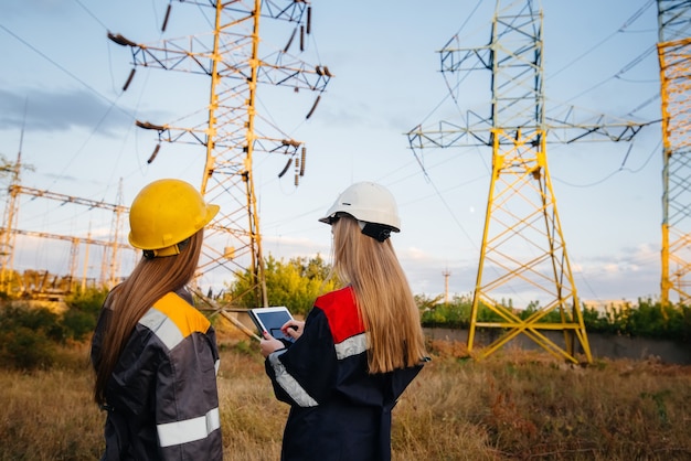 El colectivo de trabajadoras de la energía de mujeres realiza una inspección de equipos y líneas eléctricas