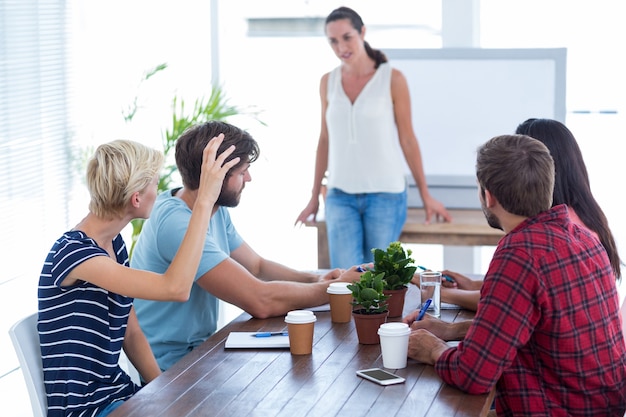 Colega atento fazendo uma pergunta em uma reunião