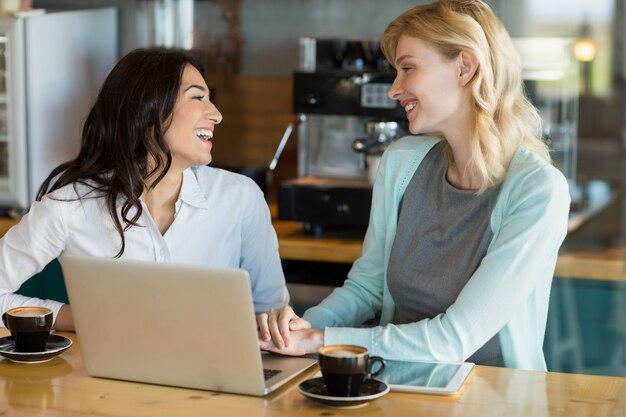 Colega de negocios interactuando entre sí en un café