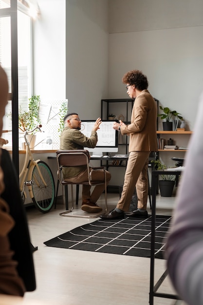 Foto colegas a trabalhar no plano de negócios