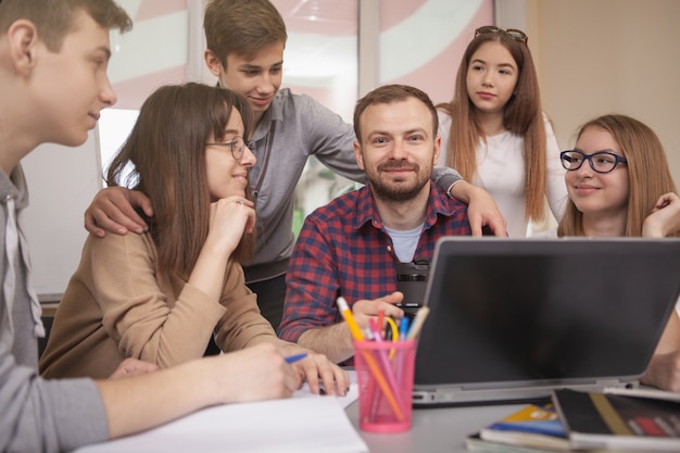 Colegas adolescentes estudando juntos