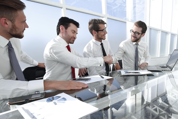 Colegas apertando as mãos em um conceito de negócios de reunião de trabalho