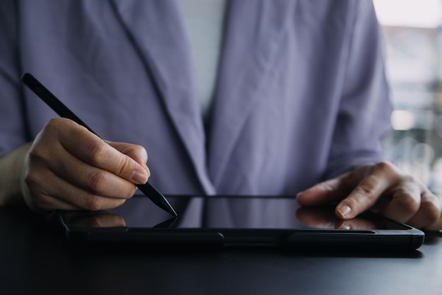 Colegas asiáticos hombre y mujer discutiendo y trabajando con una computadora portátil en el escritorio de la oficina