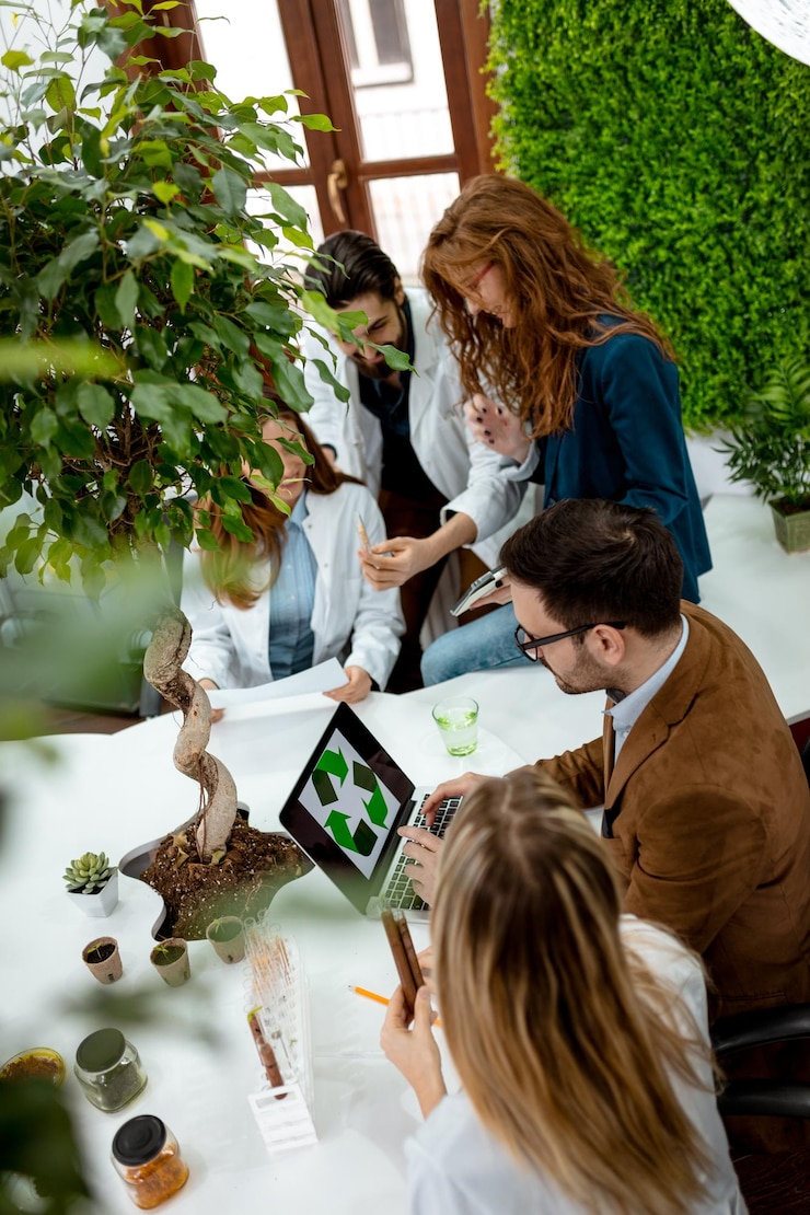 Foto colegas biólogos da universidade fazendo experimentos com brotos e verificando a análise da amostra da planta no tubo do laboratório.