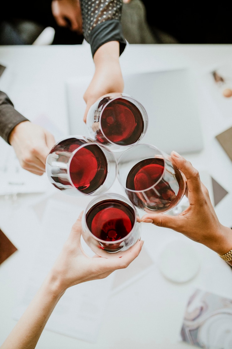 Colegas brindando copas de vino en el trabajo