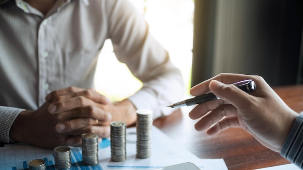 Colegas calculando la moneda en la oficina