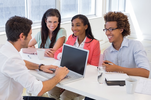 Colegas casuais discutindo e interagindo