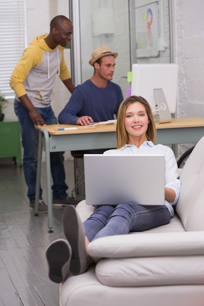 Colegas casuales en el trabajo en la oficina