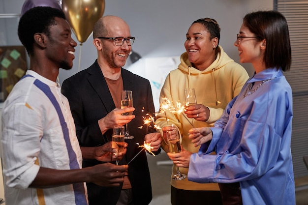 Colegas celebrando cumpleaños en la oficina