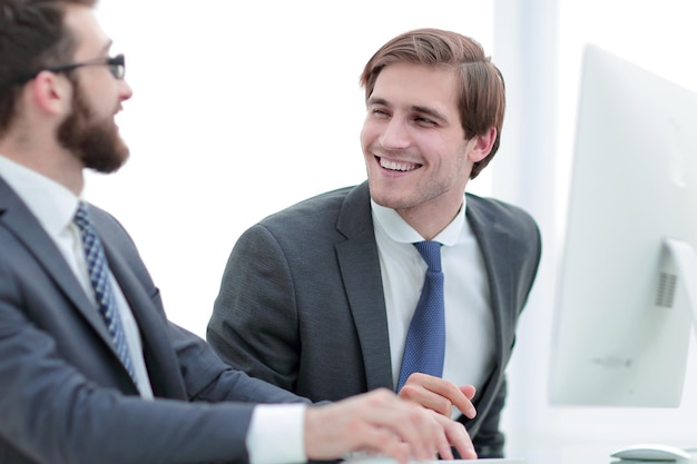 Los colegas de cerca discuten problemas de trabajo