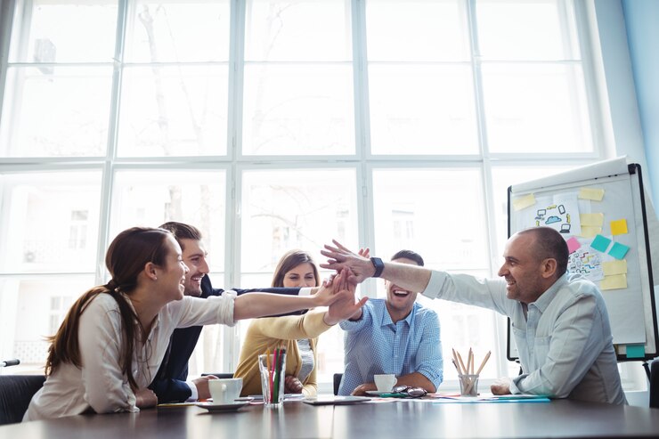 Colegas choca esos cinco en la sala de reuniones