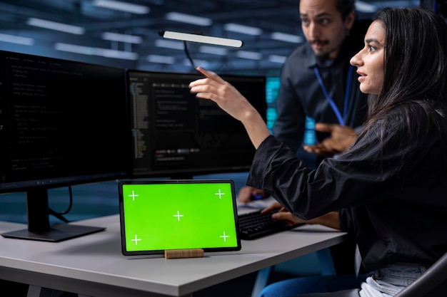 Colegas colaborando mientras trabajan en una tableta de maqueta en el centro de datos